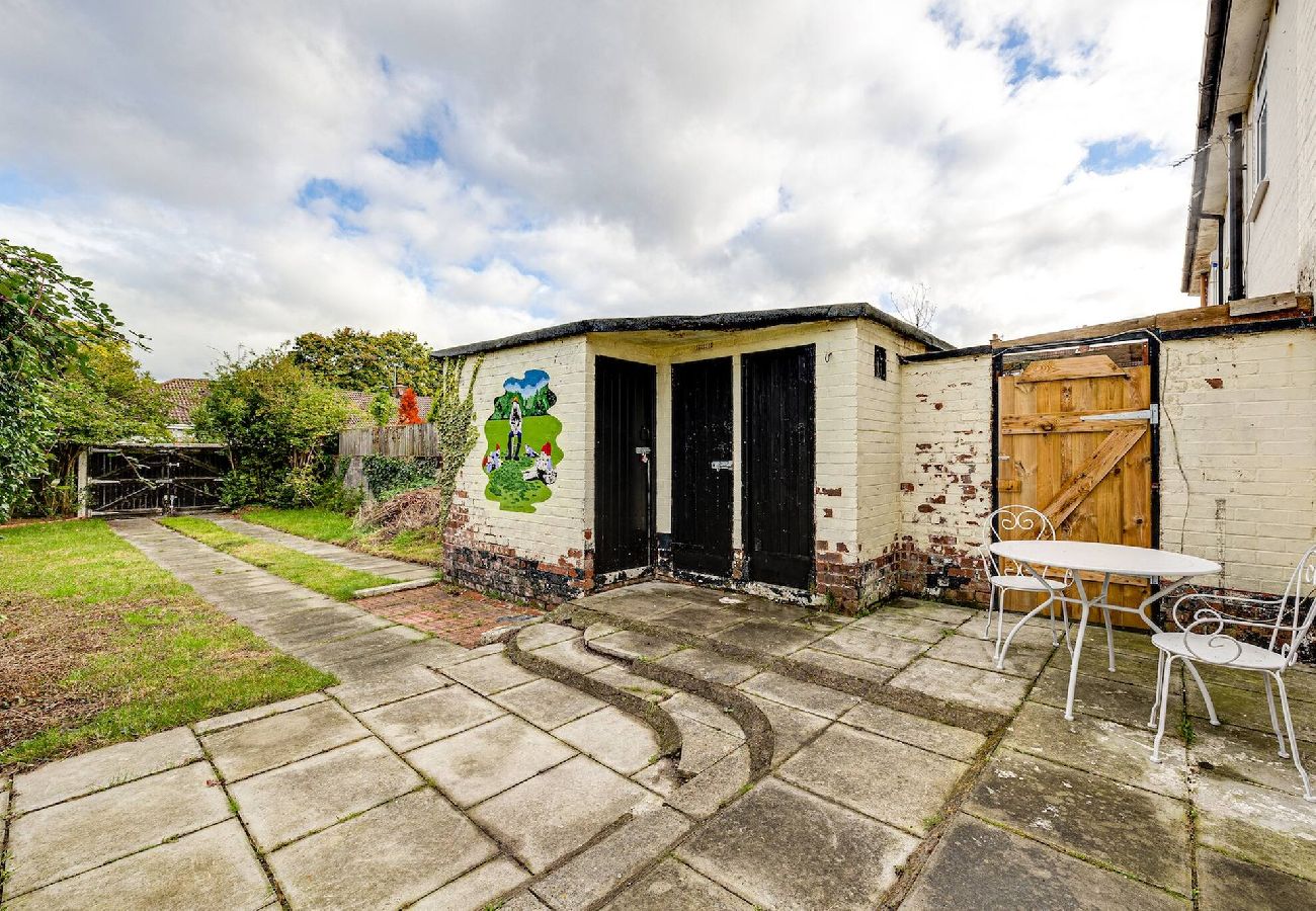 Townhouse in Speke - George Harrison's Former 3BD Home in Liverpool