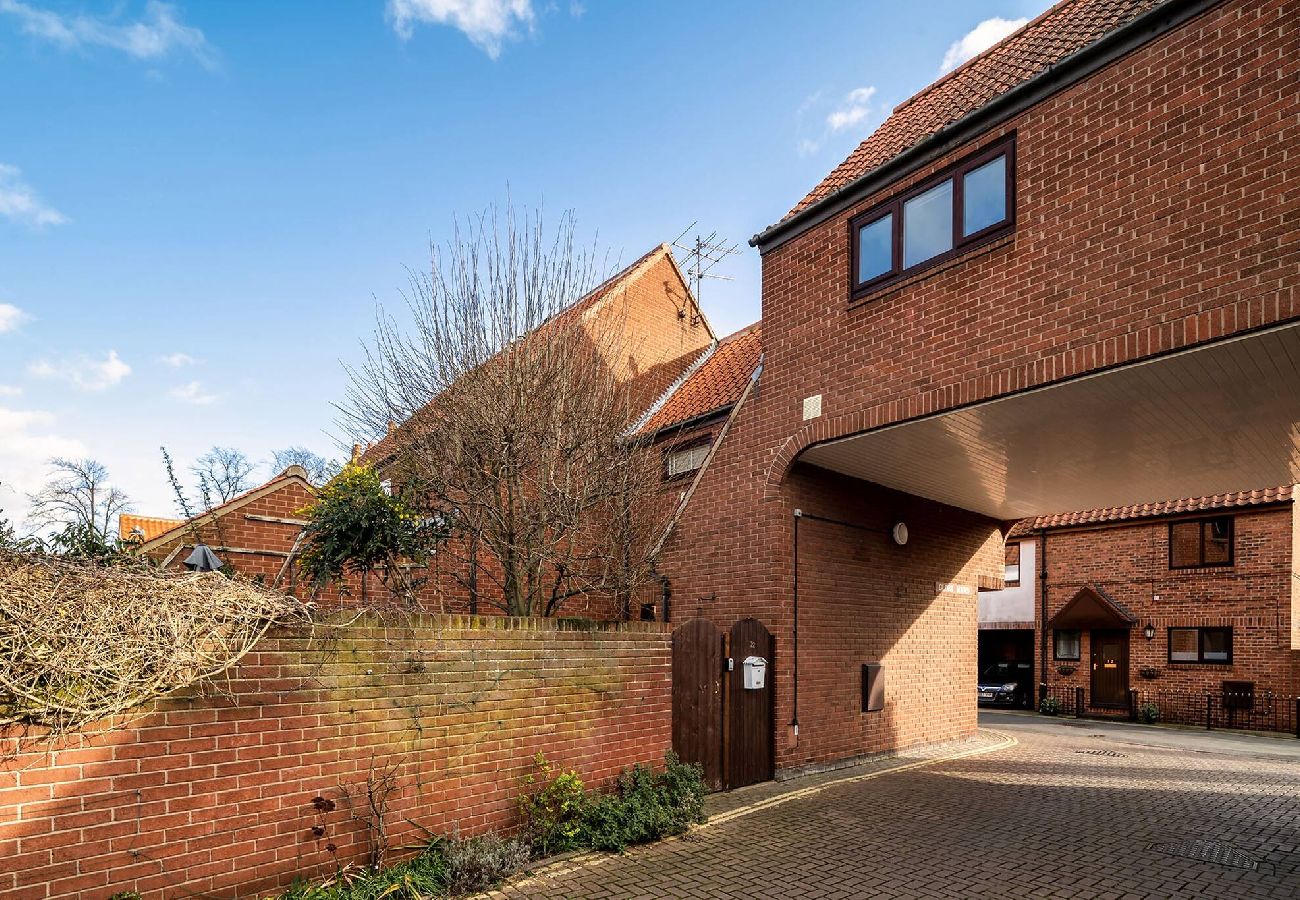 House in Beverley - Chic Central House with Garden & Free Parking