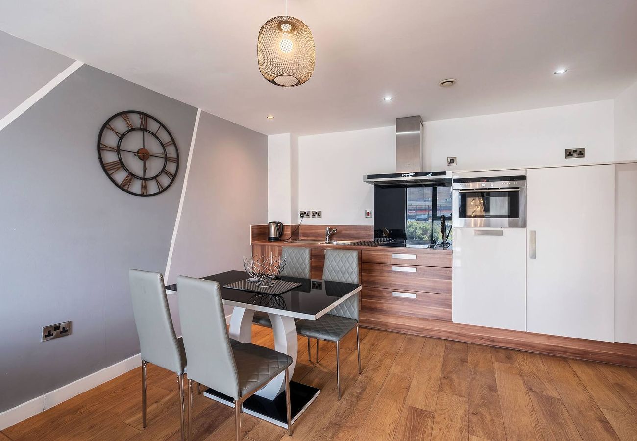 Apartment in Sheffield - Stylish 2BR Apt in City Centre, Sleeps 6