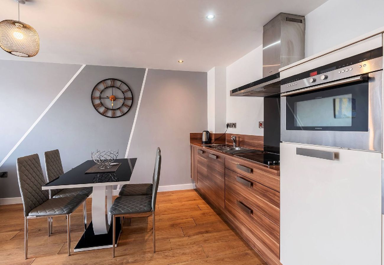 Apartment in Sheffield - Stylish 2BR Apt in City Centre, Sleeps 6