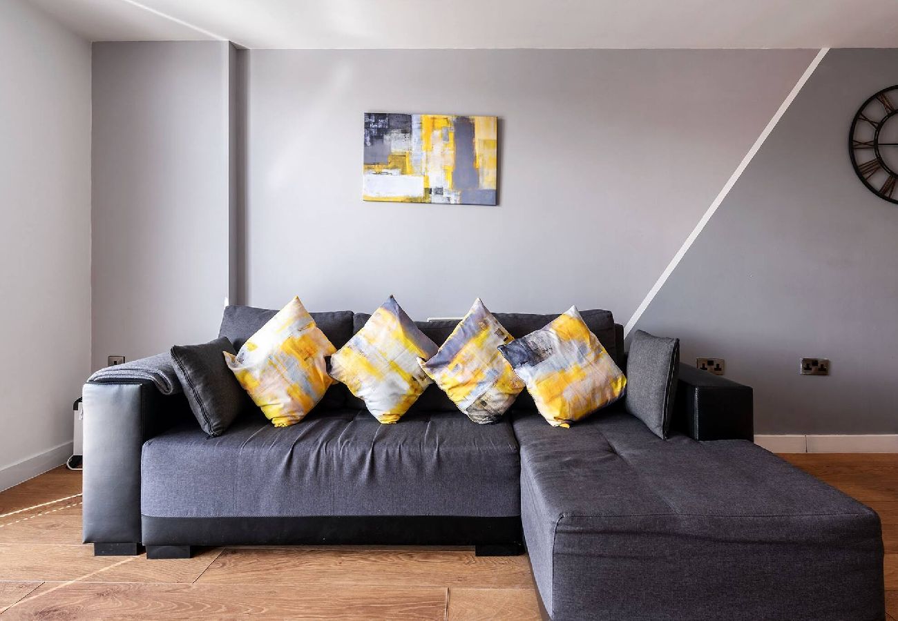 Apartment in Sheffield - Stylish 2BR Apt in City Centre, Sleeps 6