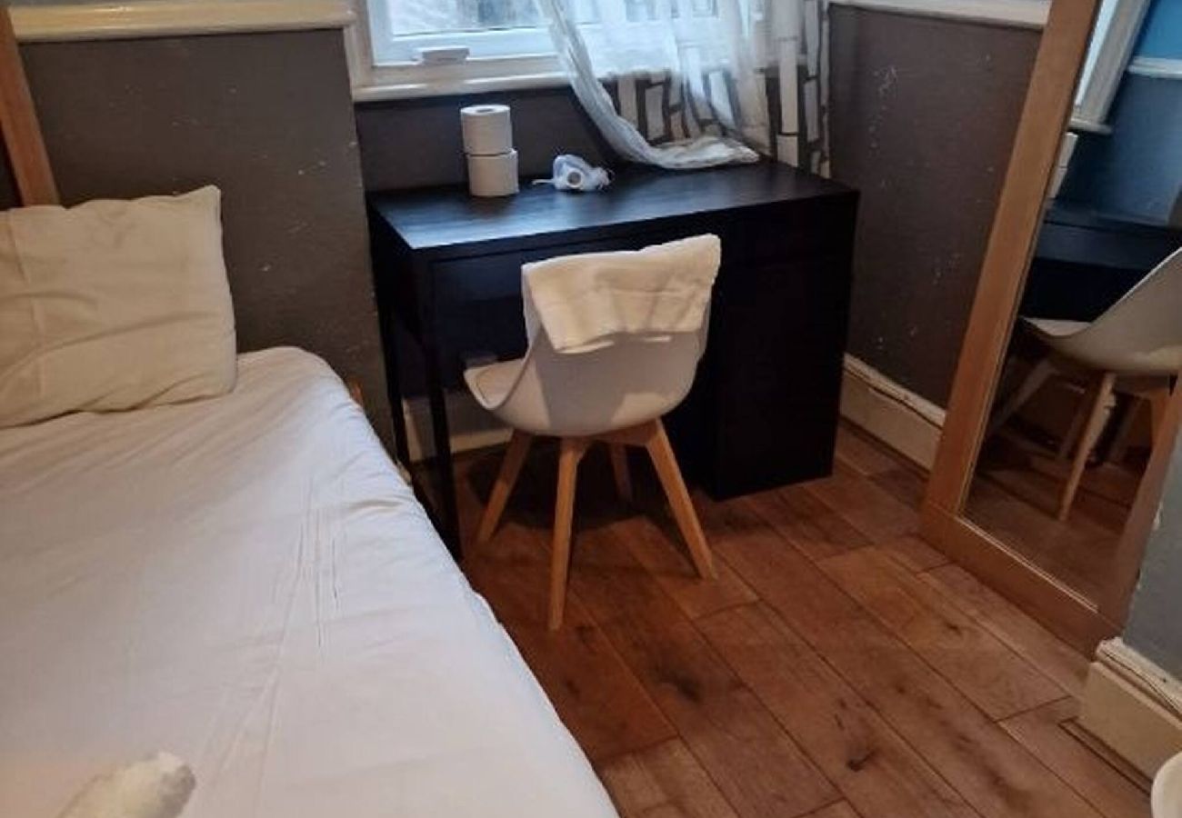 Rent by room in Manchester - Suite 1: Comfy Private Room near MCR Centre