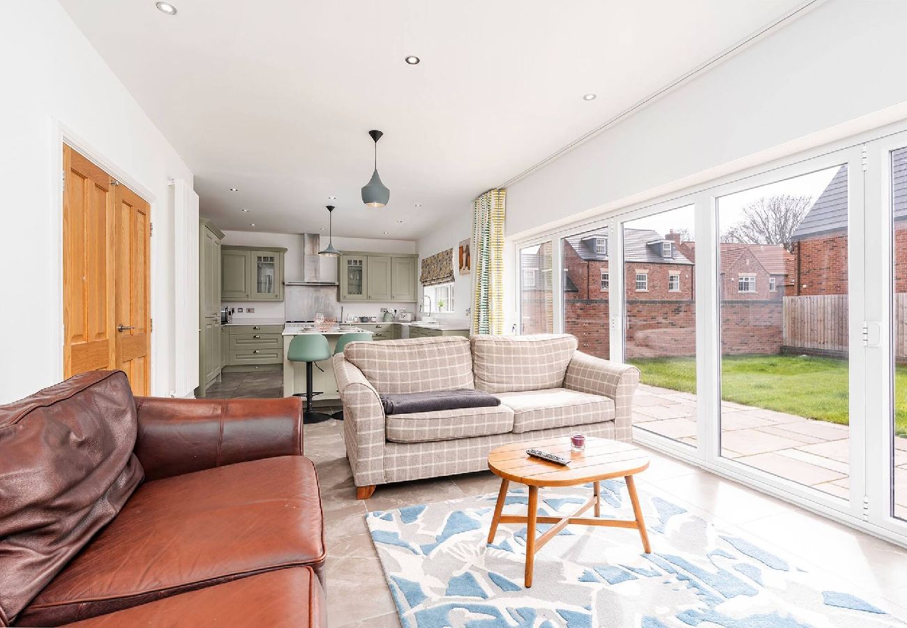 House in Leeds - Beautiful Big Family Home: Sleeps 10, Park 3 Cars