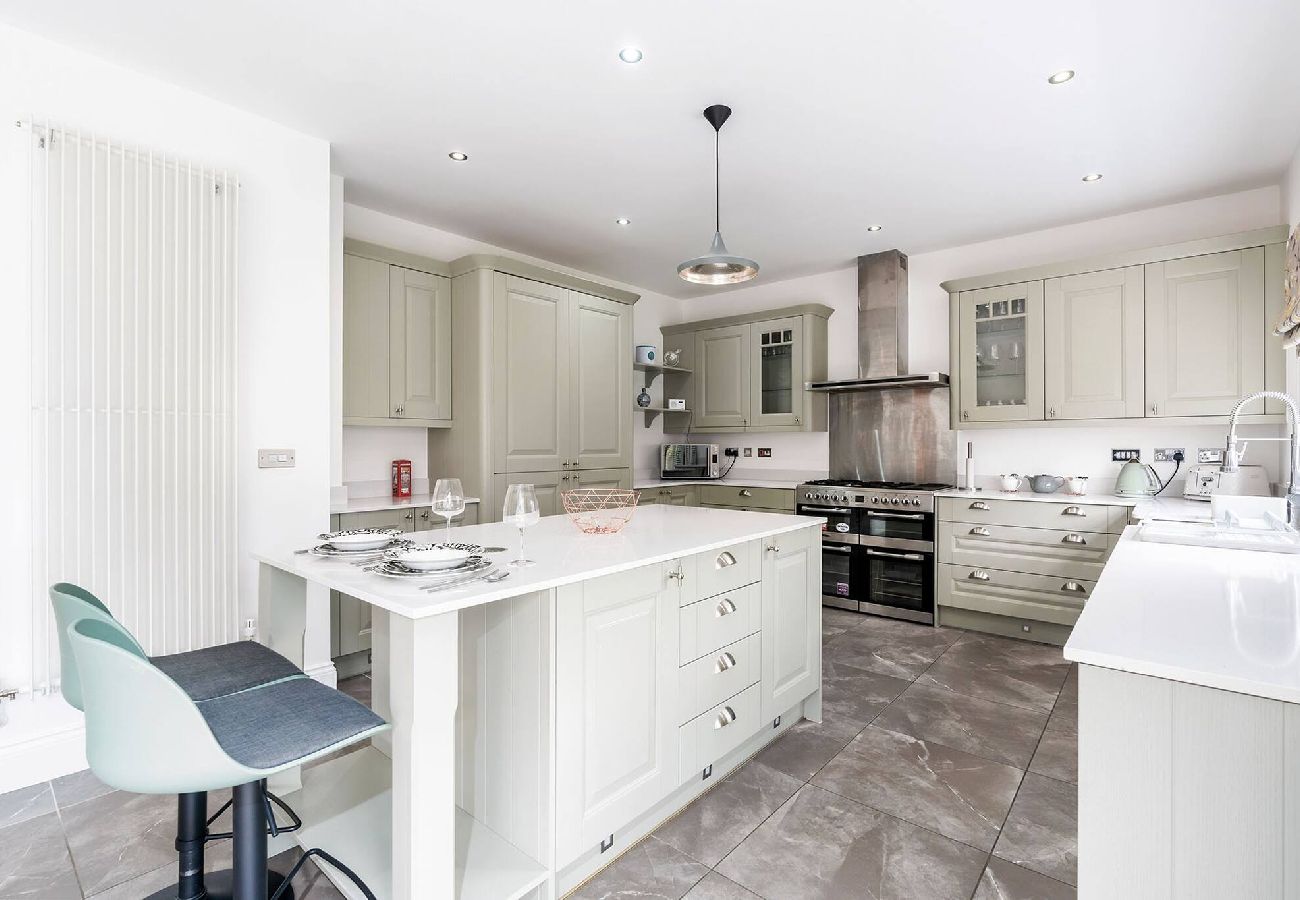 House in Leeds - Beautiful Big Family Home: Sleeps 10, Park 3 Cars