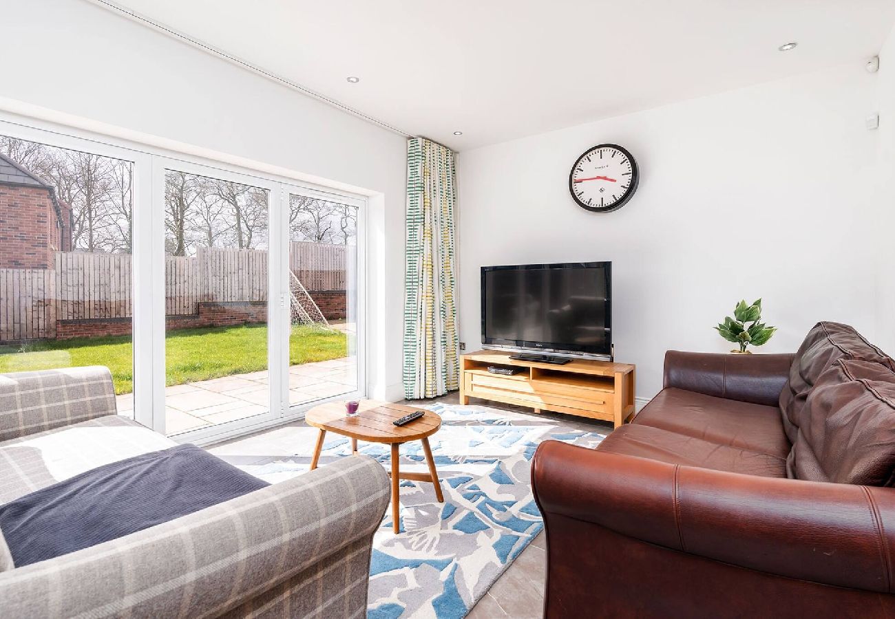 House in Leeds - Beautiful Big Family Home: Sleeps 10, Park 3 Cars