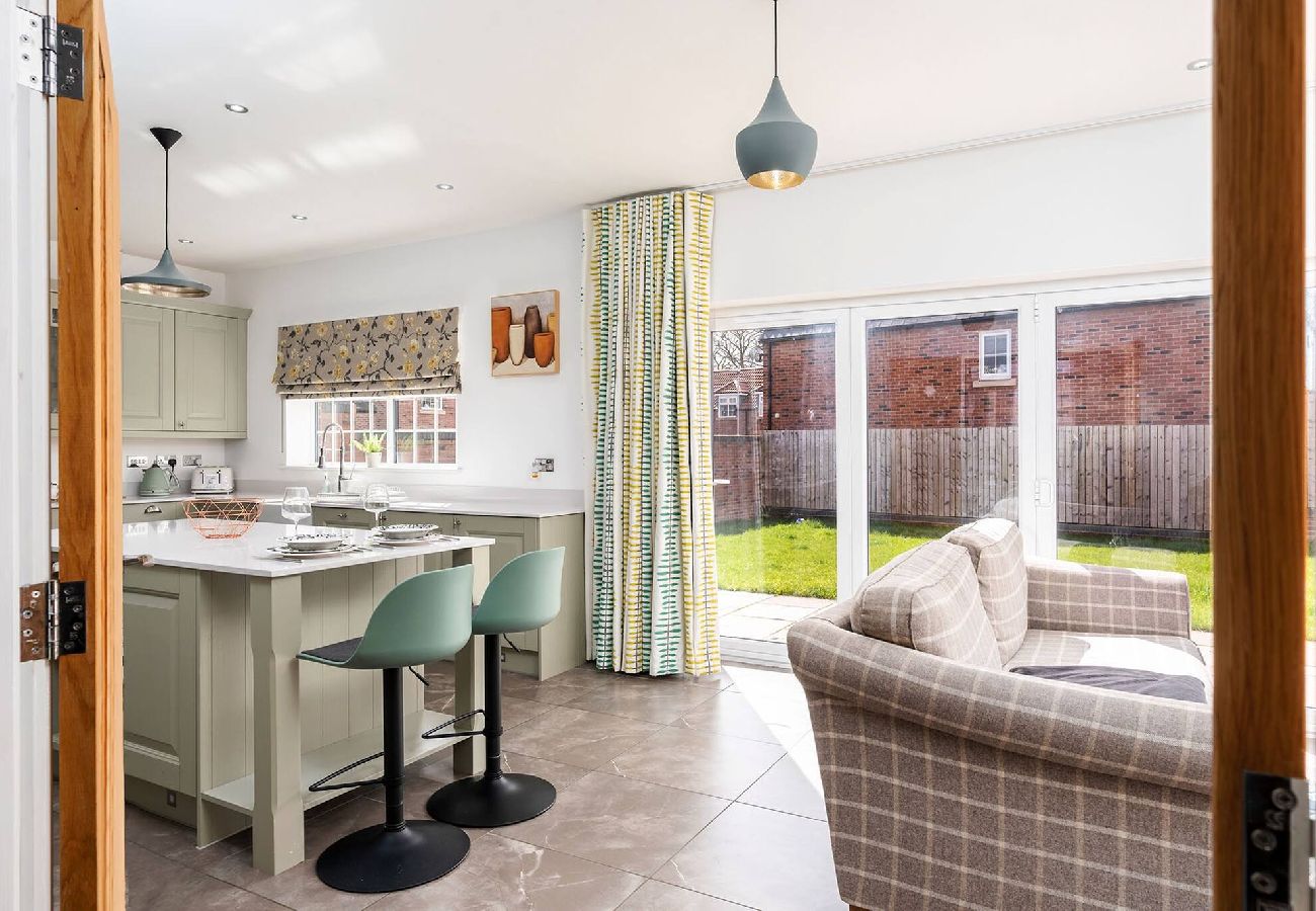 House in Leeds - Beautiful Big Family Home: Sleeps 10, Park 3 Cars