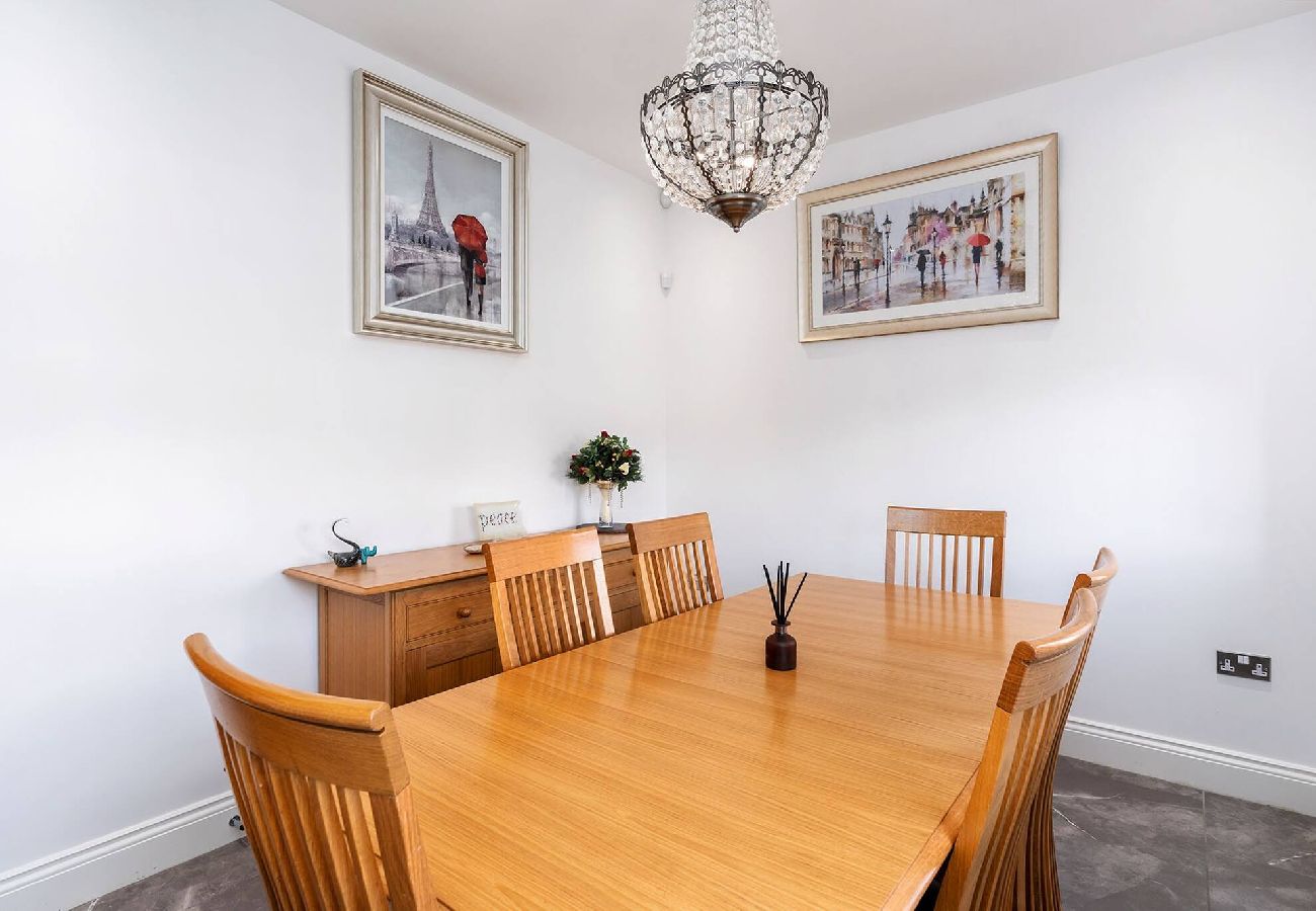 House in Leeds - Beautiful Big Family Home: Sleeps 10, Park 3 Cars