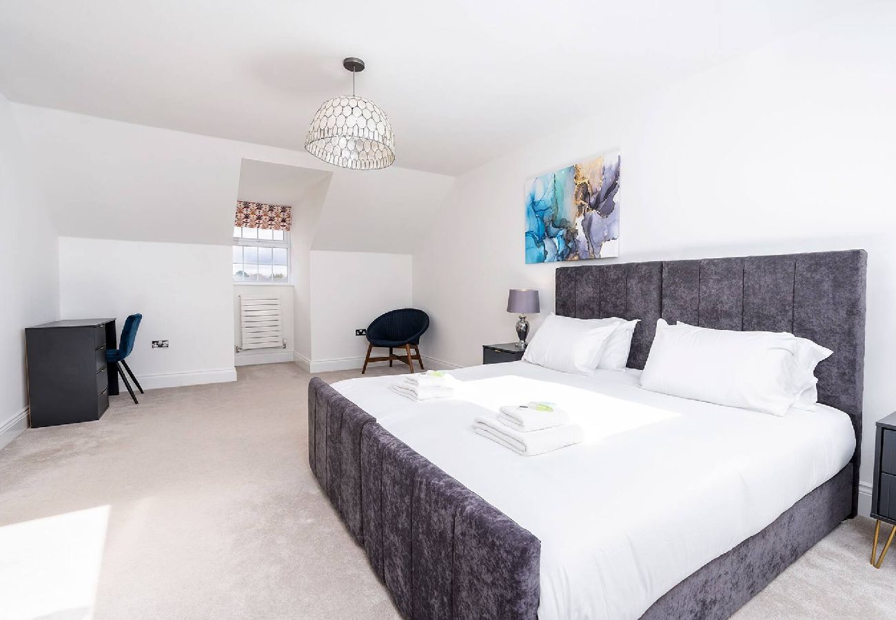 House in Leeds - Beautiful Big Family Home: Sleeps 10, Park 3 Cars