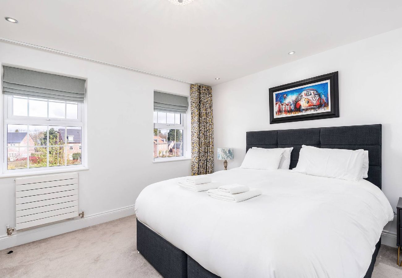 House in Leeds - Beautiful Big Family Home: Sleeps 10, Park 3 Cars