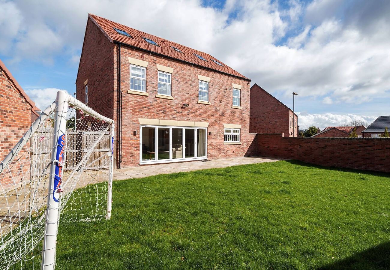 House in Leeds - Beautiful Big Family Home: Sleeps 10, Park 3 Cars