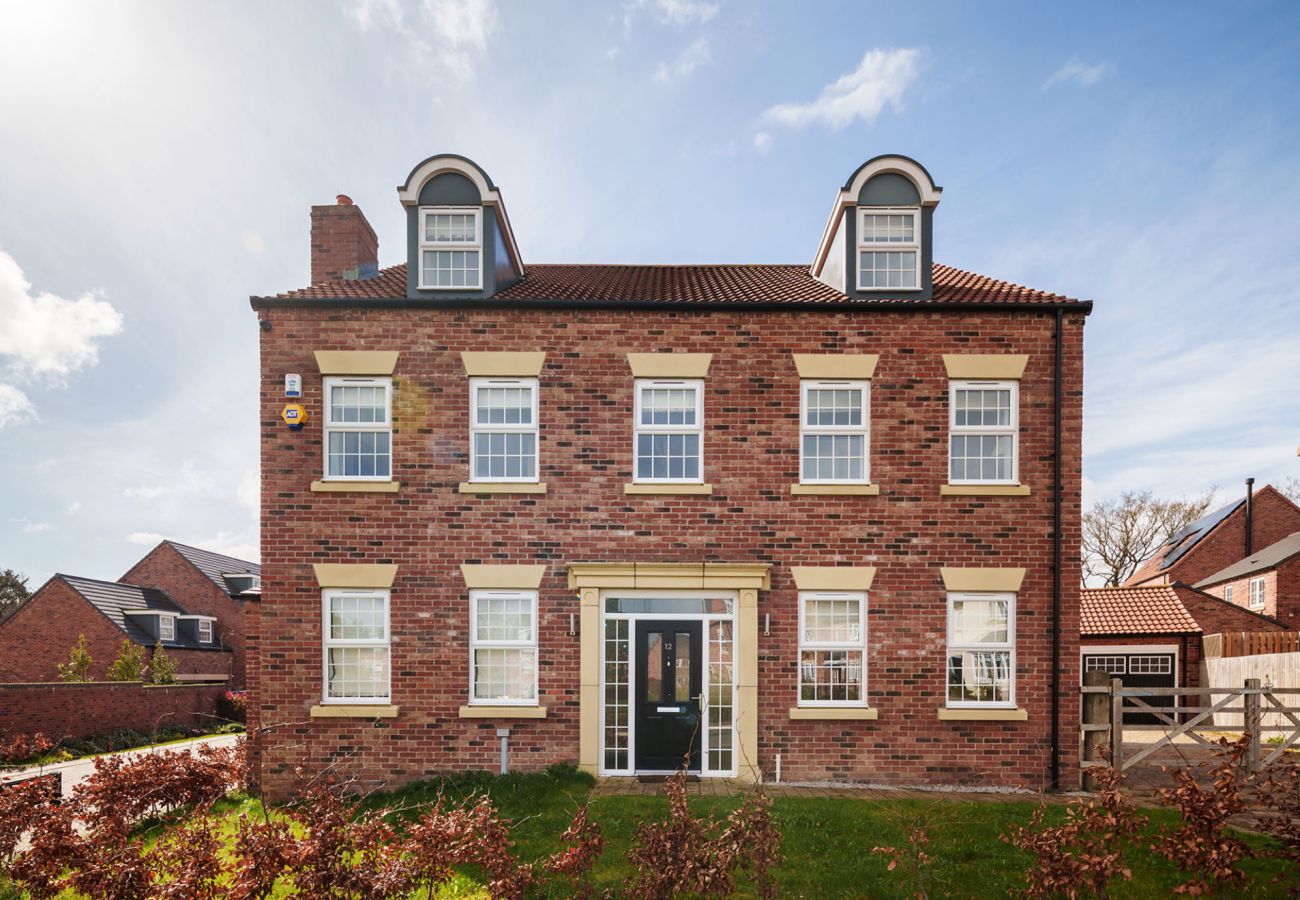 House in Leeds - Beautiful Big Family Home: Sleeps 10, Park 3 Cars