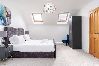 House in Leeds - Beautiful Big Family Home: Sleeps 10, Park 3 Cars