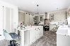 House in Leeds - Beautiful Big Family Home: Sleeps 10, Park 3 Cars