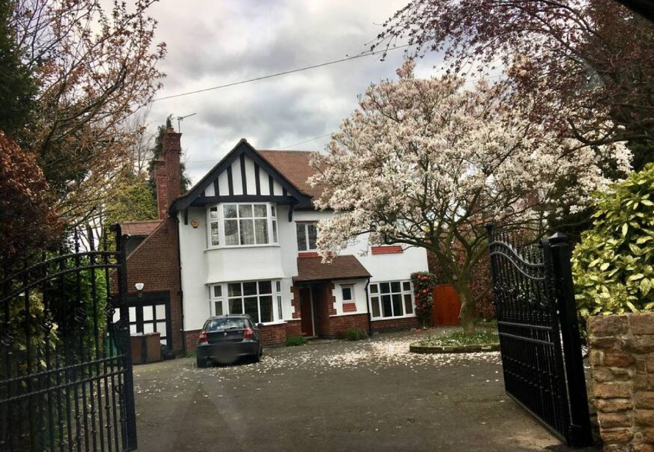 House in Nottingham - Serene 4BR House with Garden & Conservatory