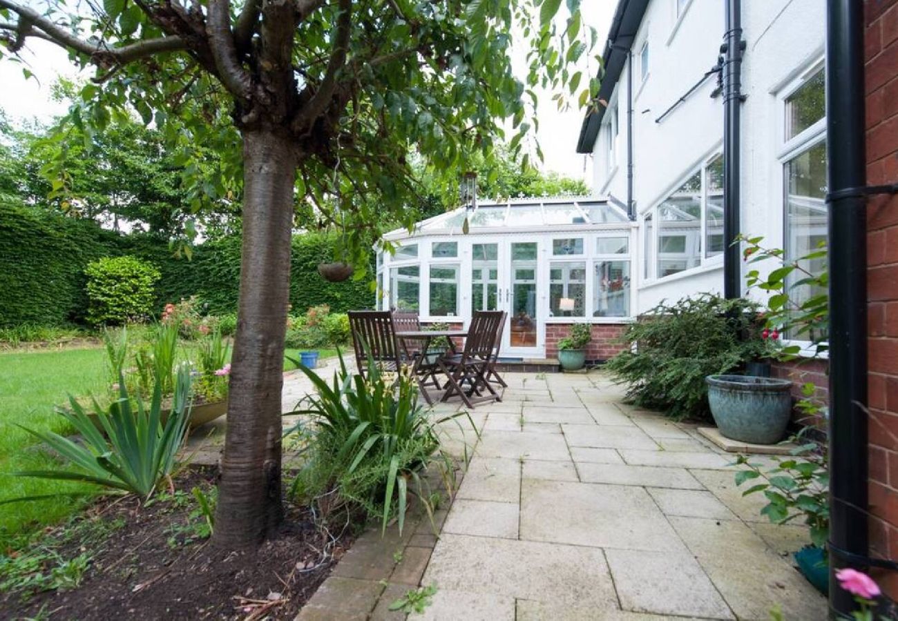 House in Nottingham - Serene 4BR House with Garden & Conservatory