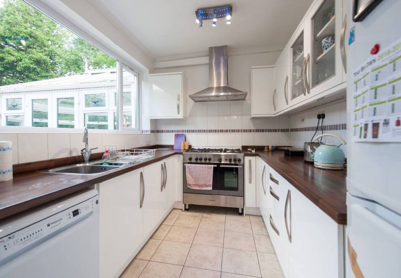 House in Nottingham - Serene 4BR House with Garden & Conservatory