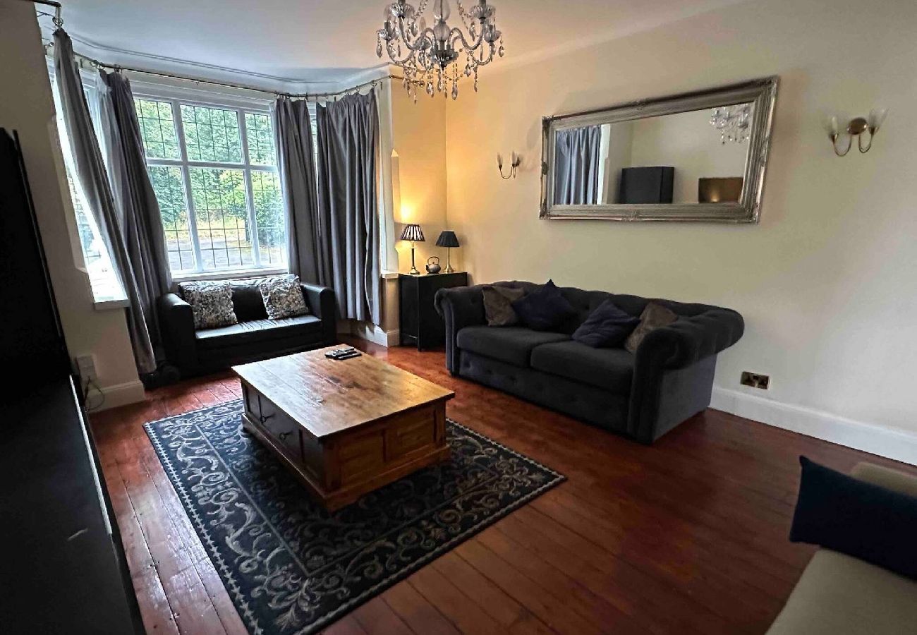 House in Nottingham - Serene 4BR House with Garden & Conservatory