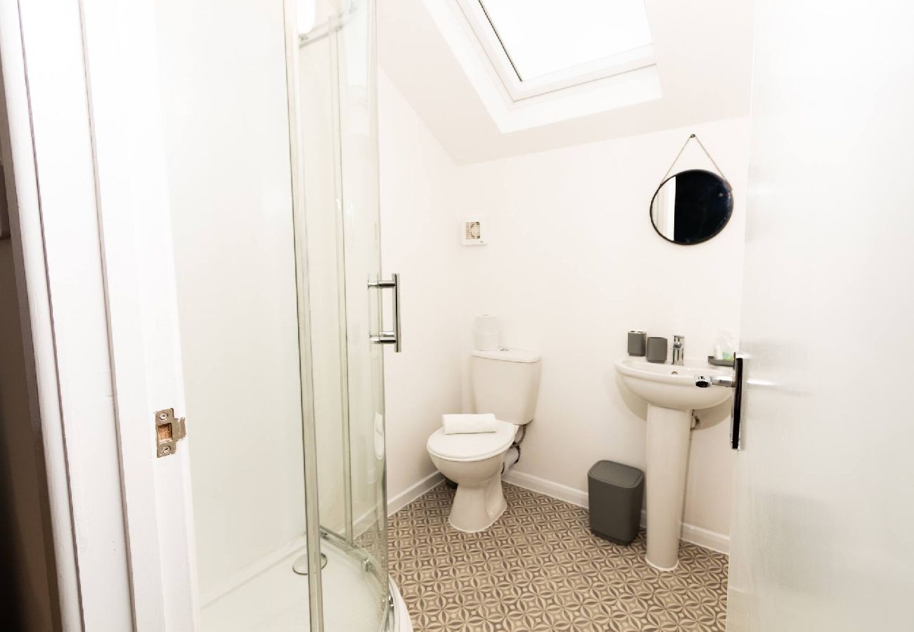 Rent by room in Oldham - Cosy Large Ensuite Room in the Heart of Oldham