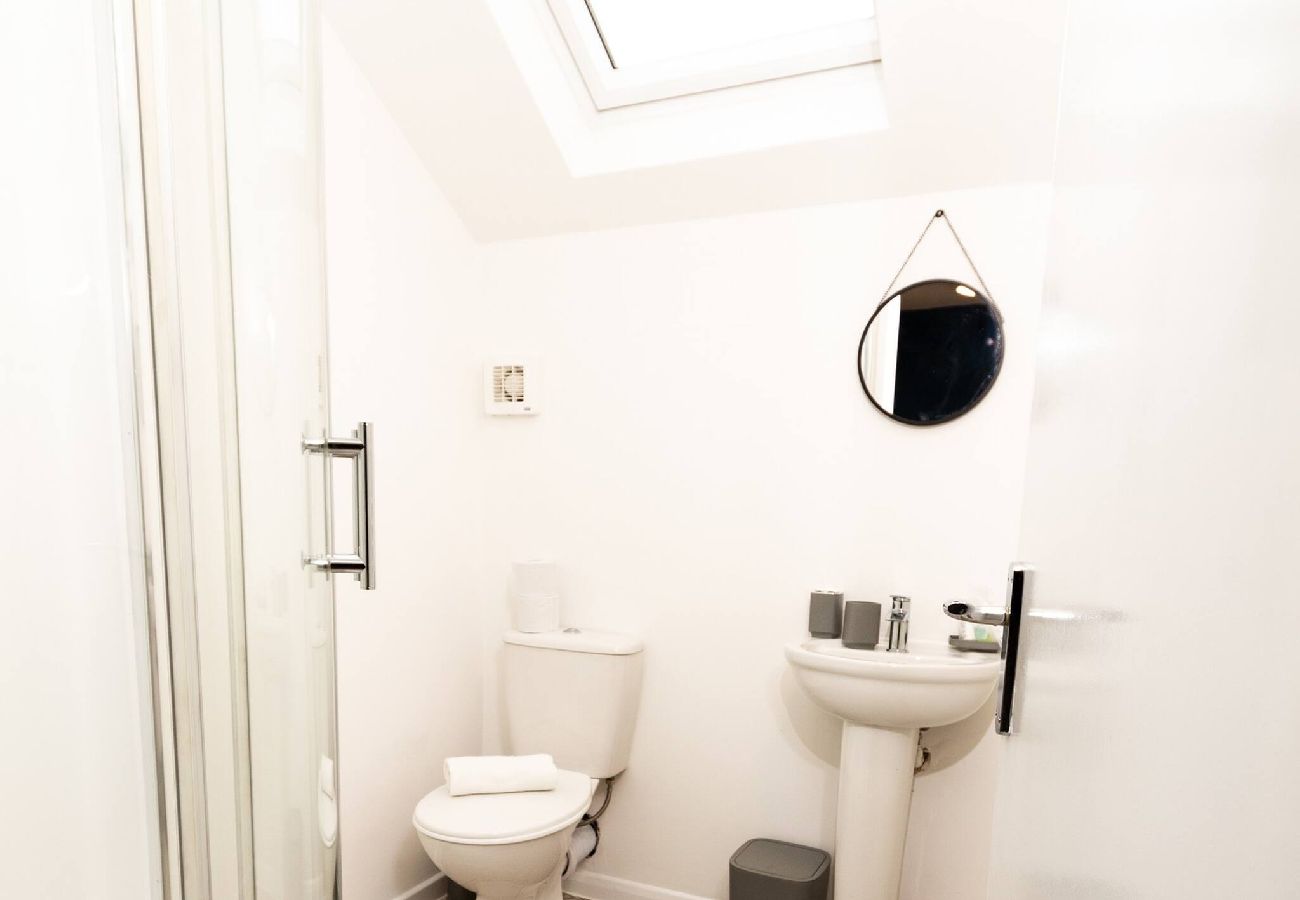 Rent by room in Oldham - Cosy Large Ensuite Room in the Heart of Oldham