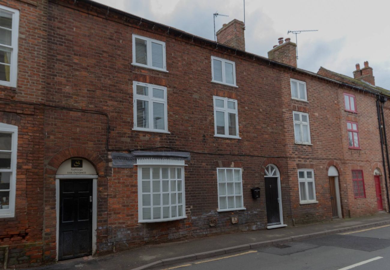 House in Market Bosworth - The Piano Cottage in a Beautiful Medieval Town