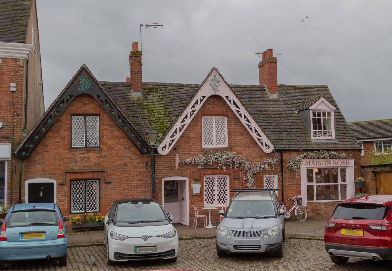 House in Market Bosworth - The Piano Cottage in a Beautiful Medieval Town