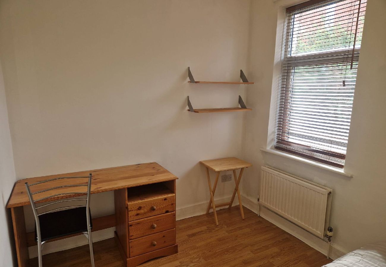 Rent by room in Sheffield - Chic Suite: Private Room near City Centre