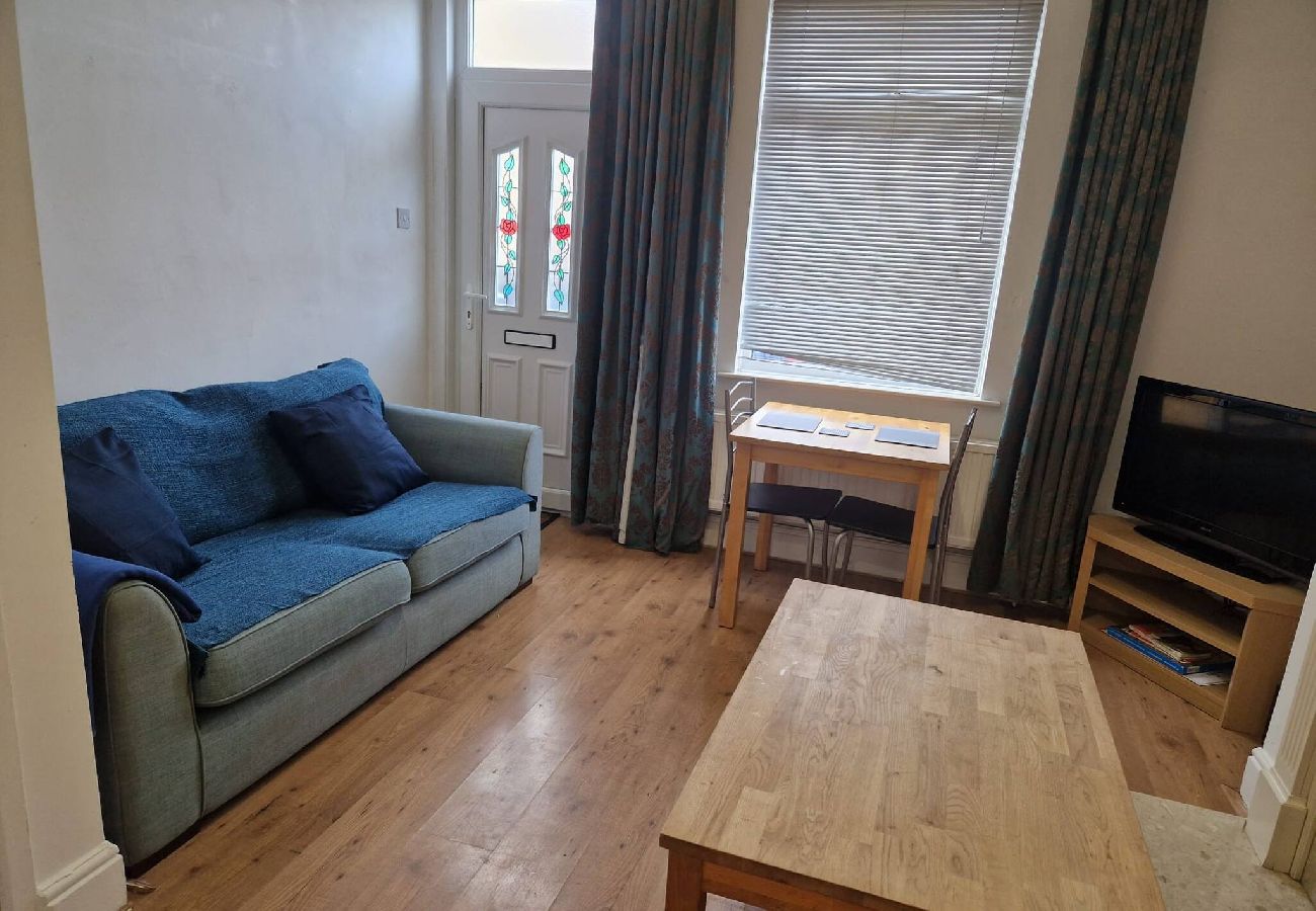 Rent by room in Sheffield - Chic Suite: Private Room near City Centre