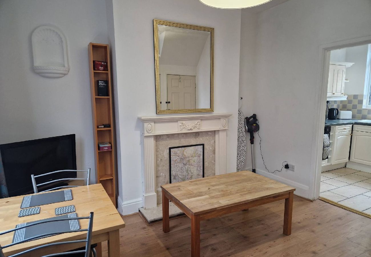 Rent by room in Sheffield - Chic Suite: Private Room near City Centre