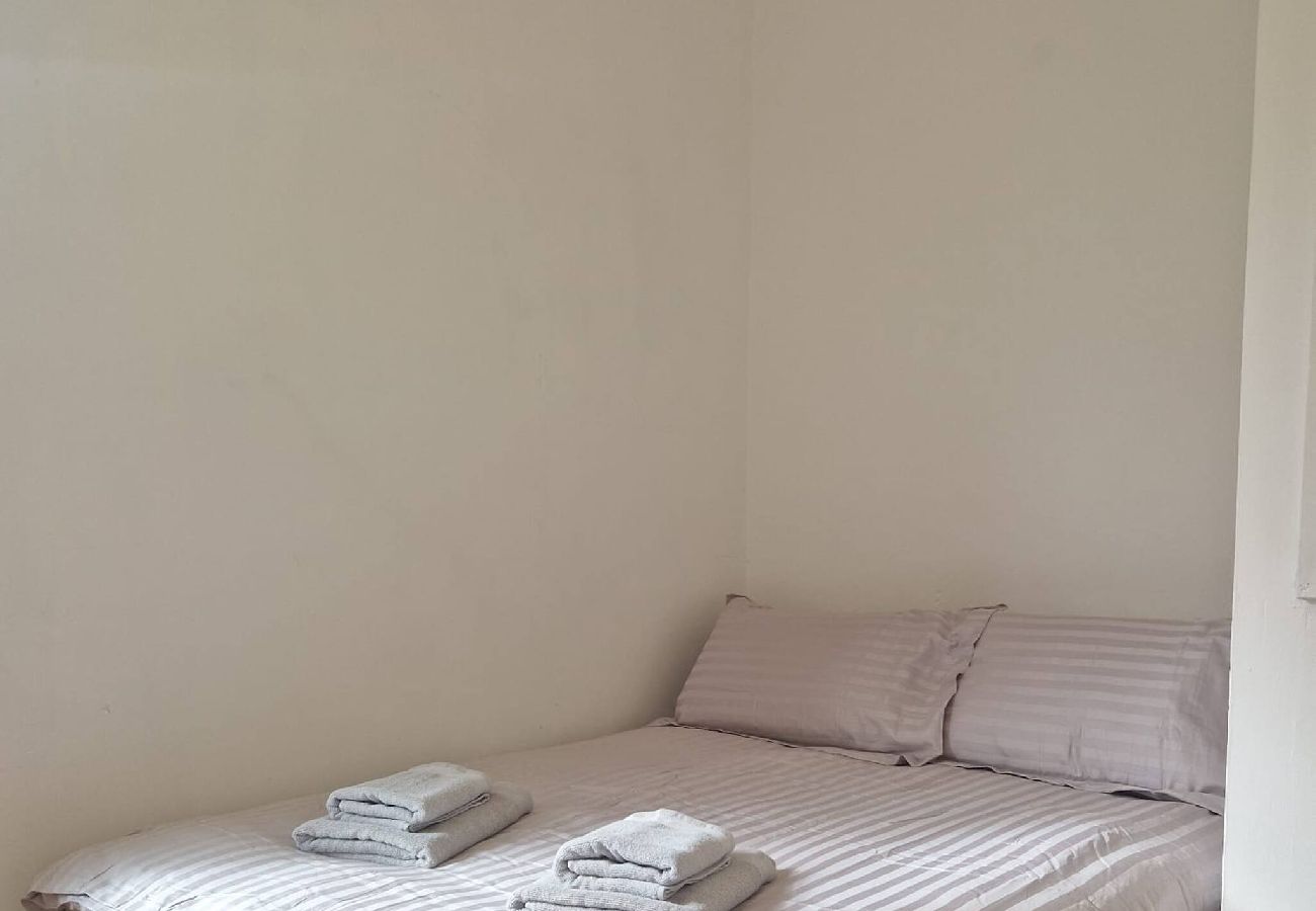 Rent by room in Sheffield - Chic Suite: Private Room near City Centre