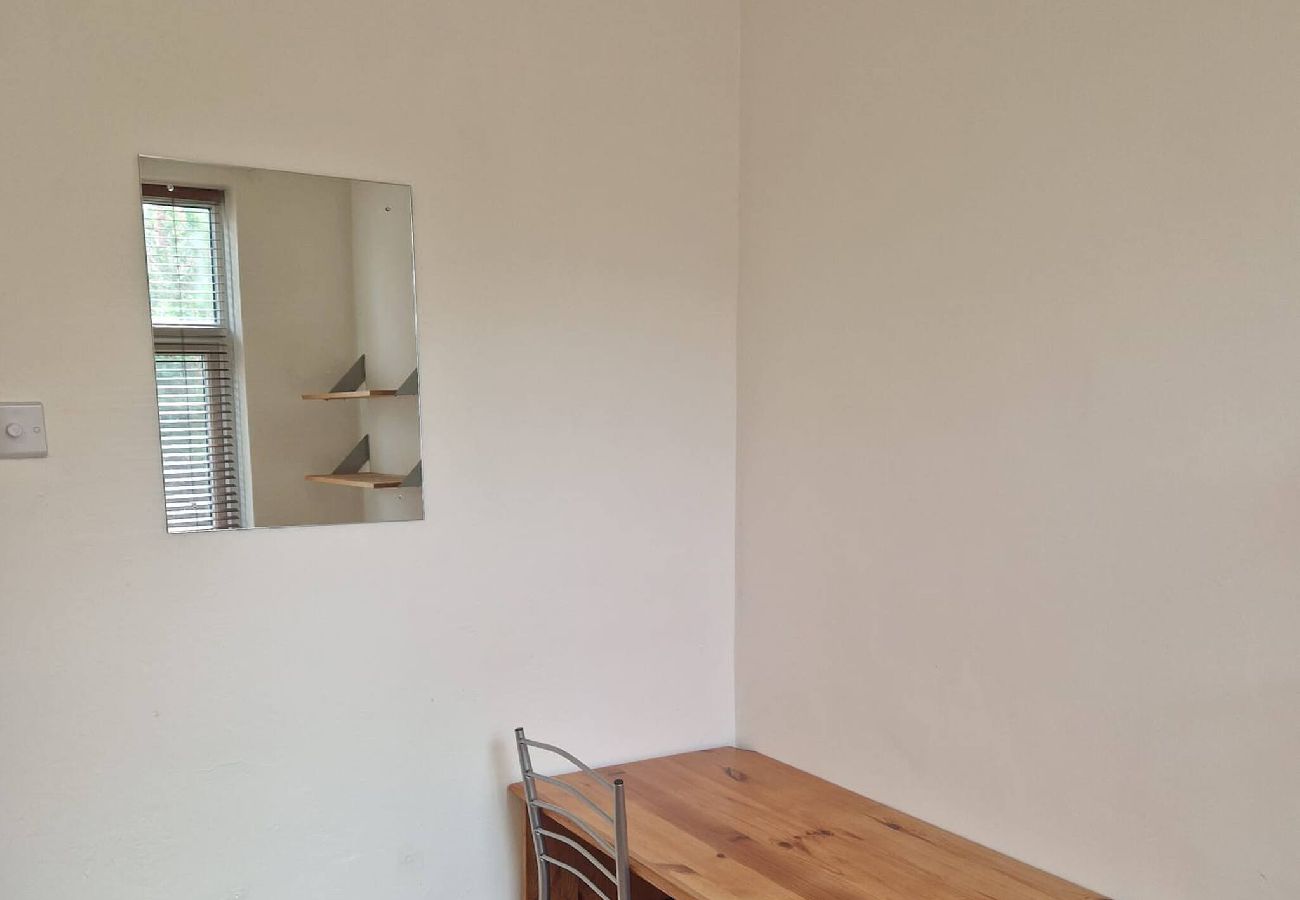 Rent by room in Sheffield - Chic Suite: Private Room near City Centre