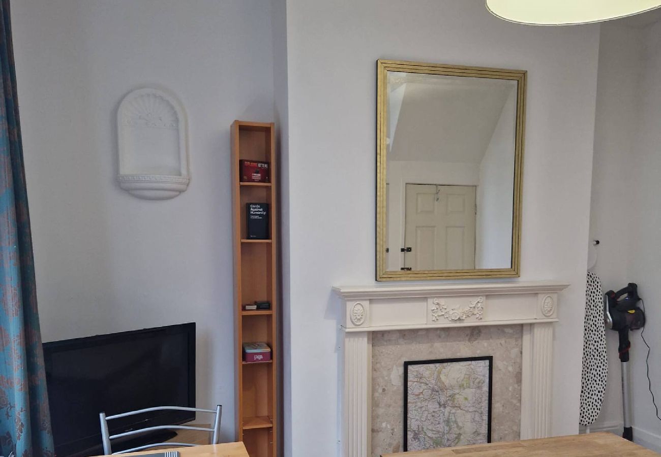 Rent by room in Sheffield - Chic Suite: Private Room near City Centre