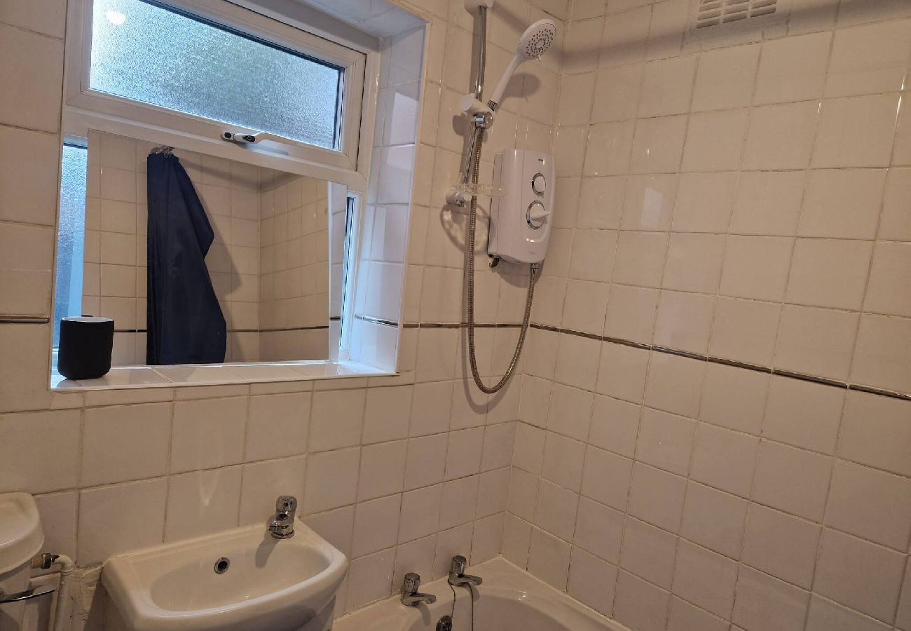 Rent by room in Sheffield - Chic Suite: Private Room near City Centre