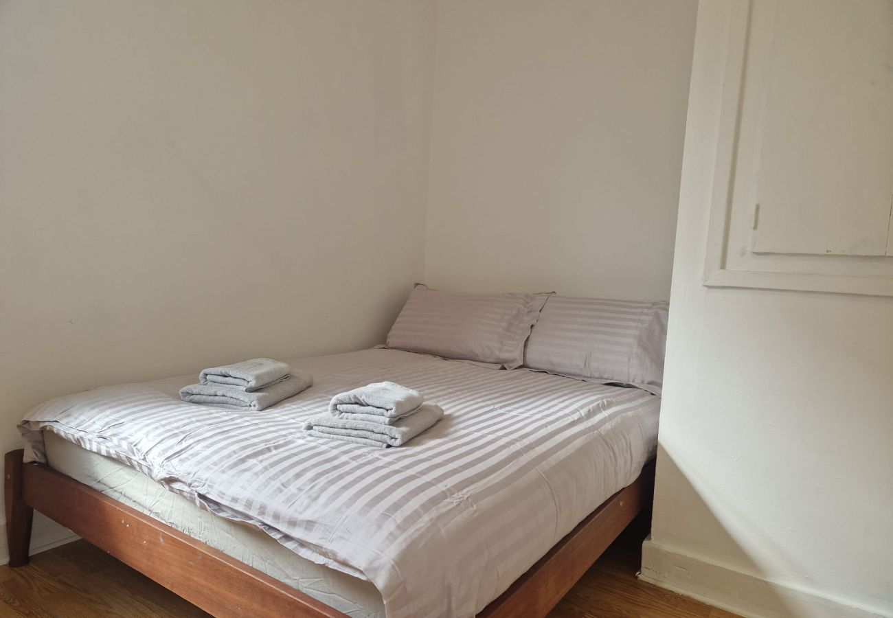 Rent by room in Sheffield - Chic Suite: Private Room near City Centre