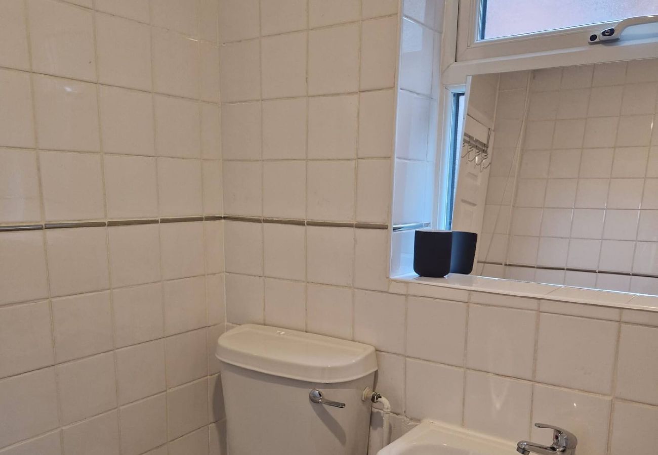 Rent by room in Sheffield - Cosy Suite: Private Room in the City Centre