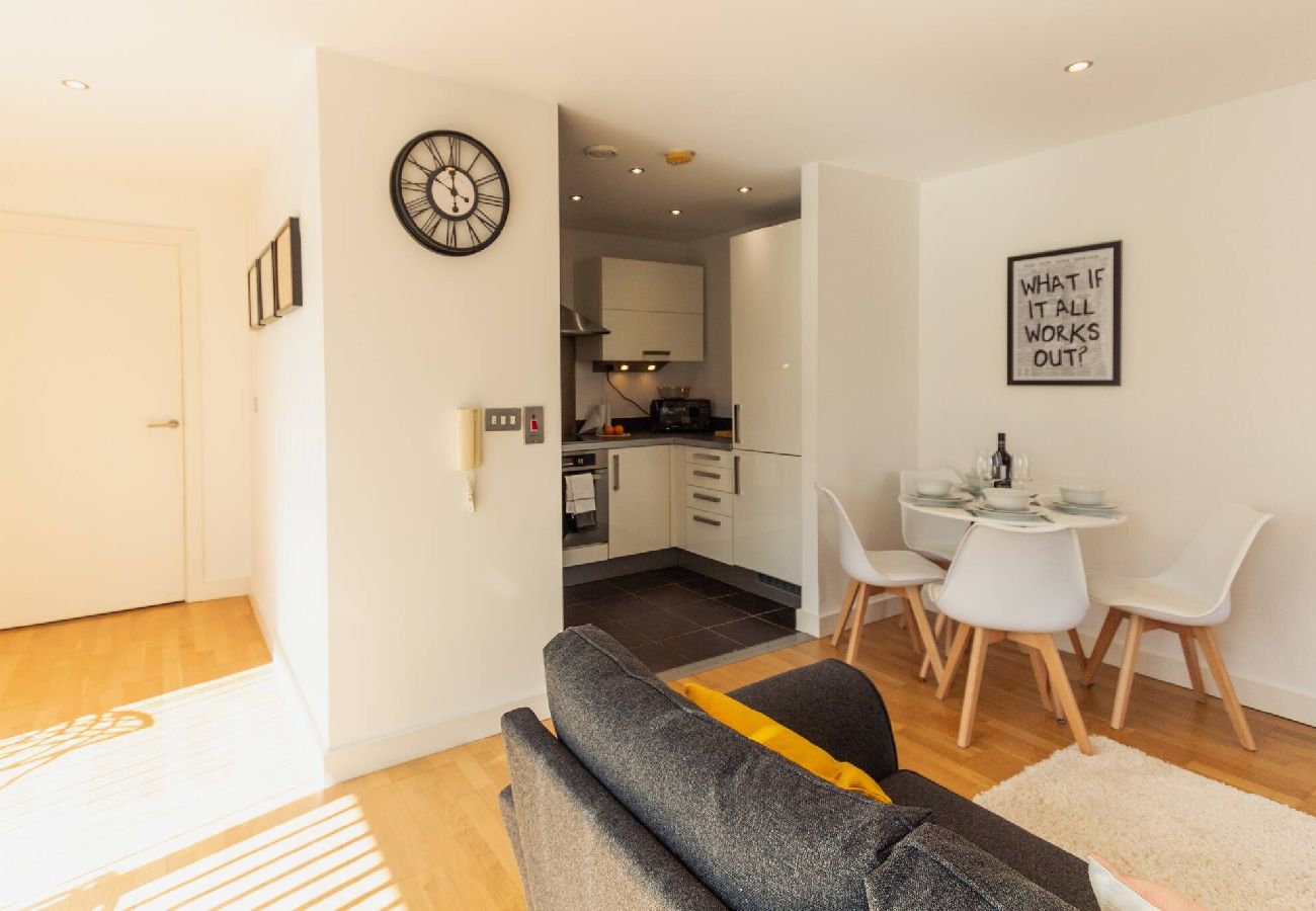 Apartment in Manchester - Central Gem: Cosy 2BR with Private Balcony