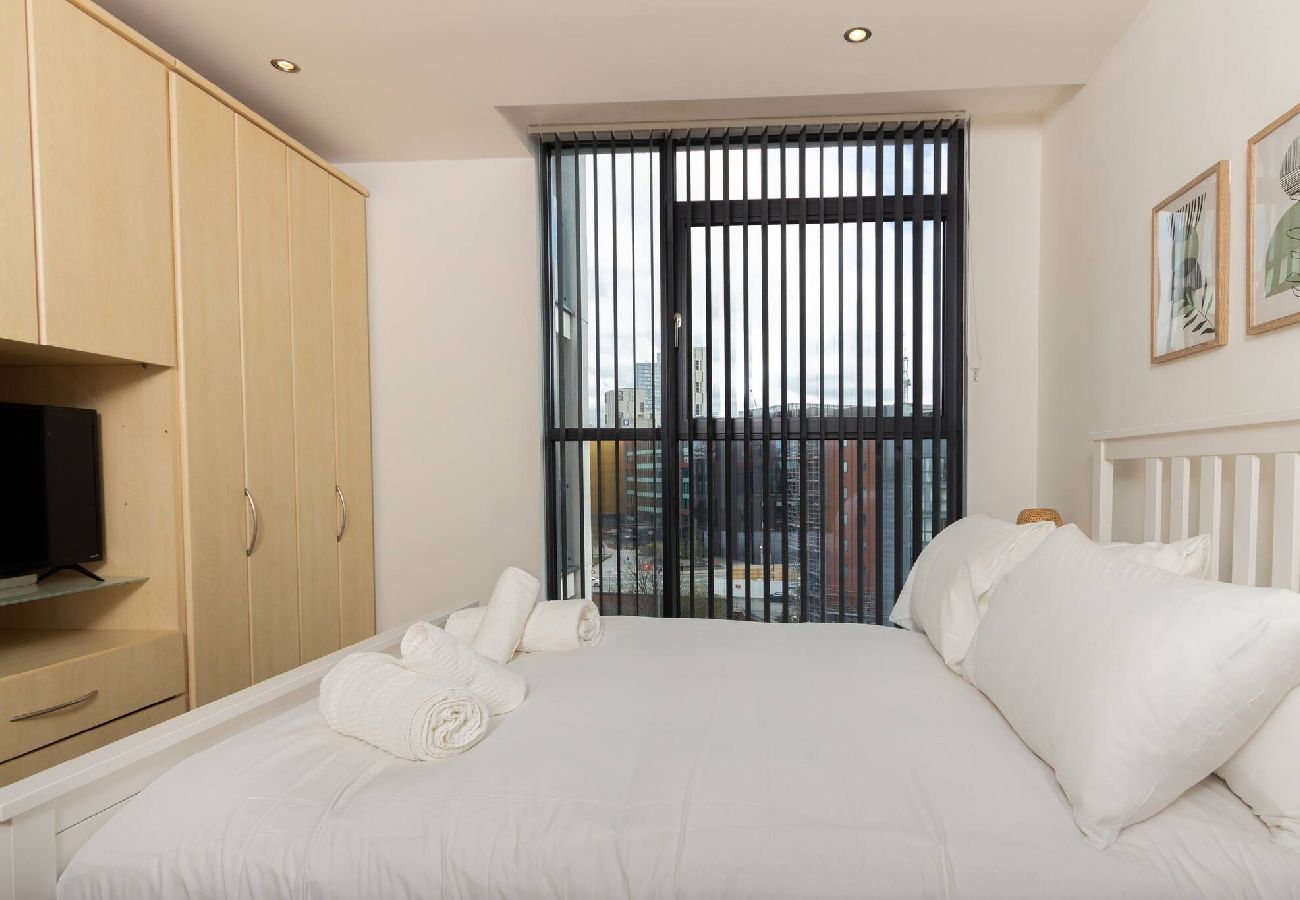 Apartment in Manchester - Central Gem: Cosy 2BR with Private Balcony