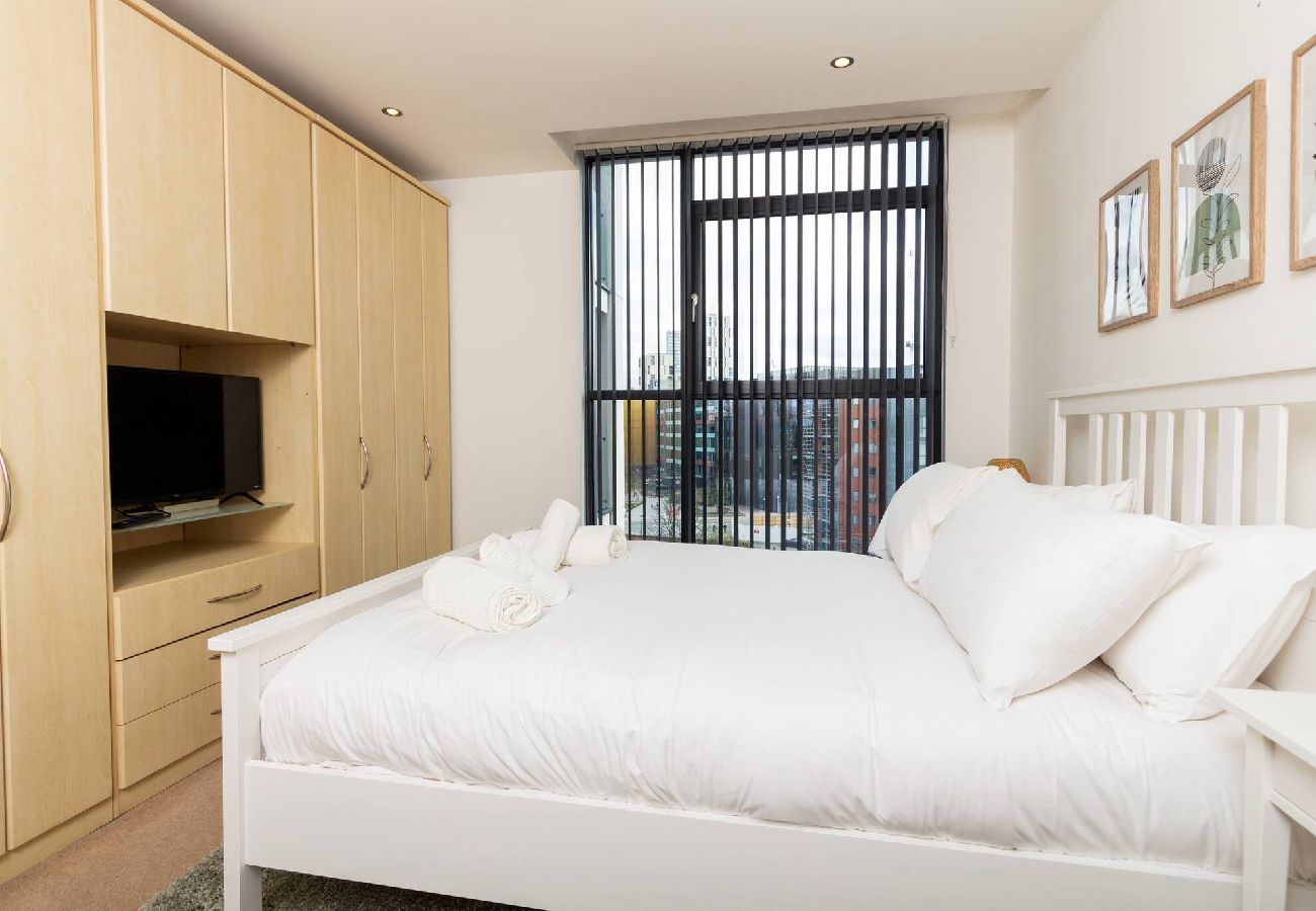 Apartment in Manchester - Central Gem: Cosy 2BR with Private Balcony