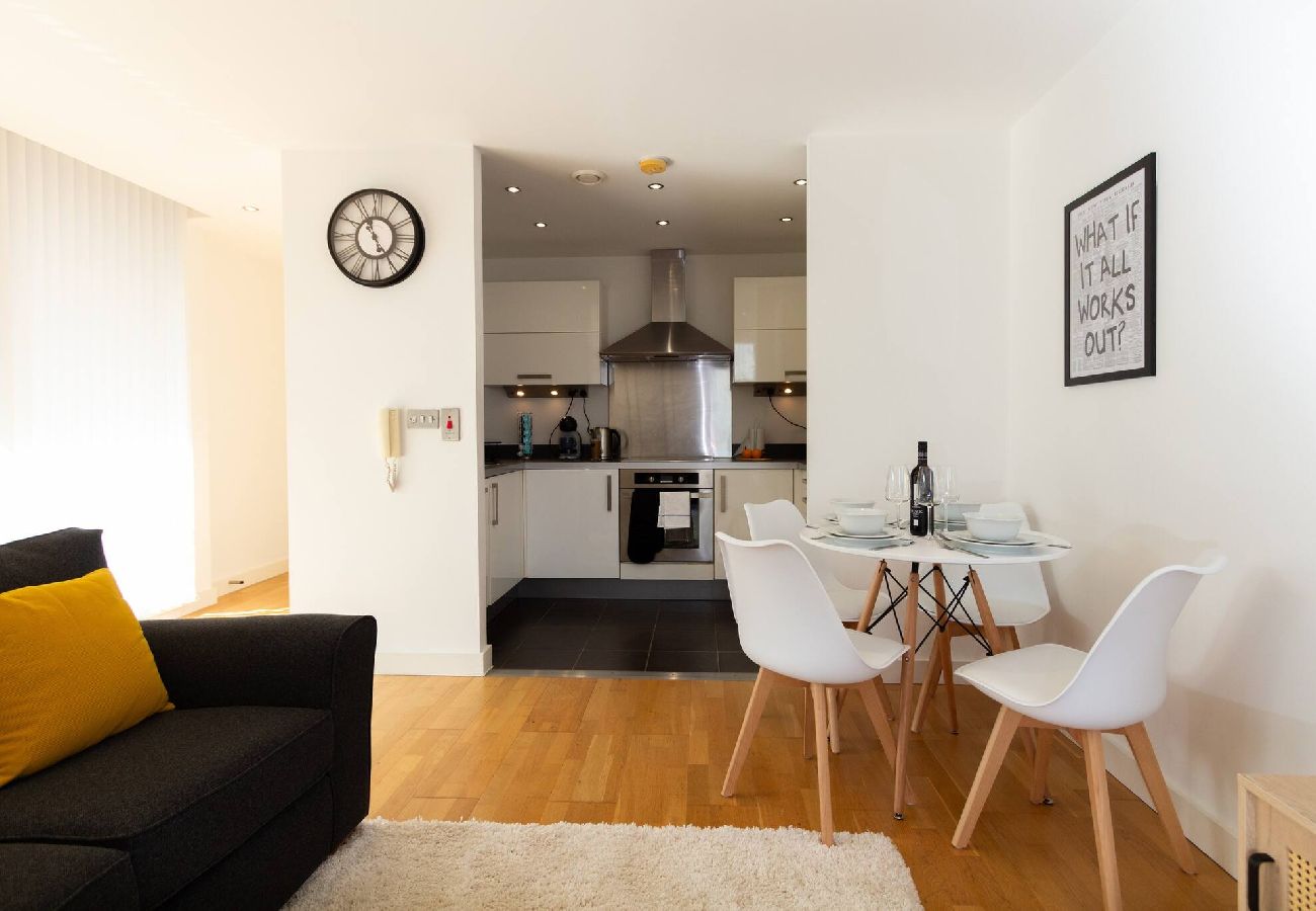 Apartment in Manchester - Central Gem: Cosy 2BR with Private Balcony