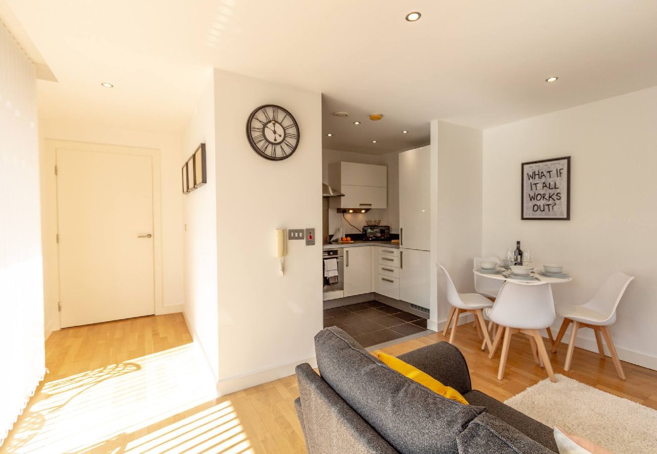 Apartment in Manchester - Central Gem: Cosy 2BR with Private Balcony