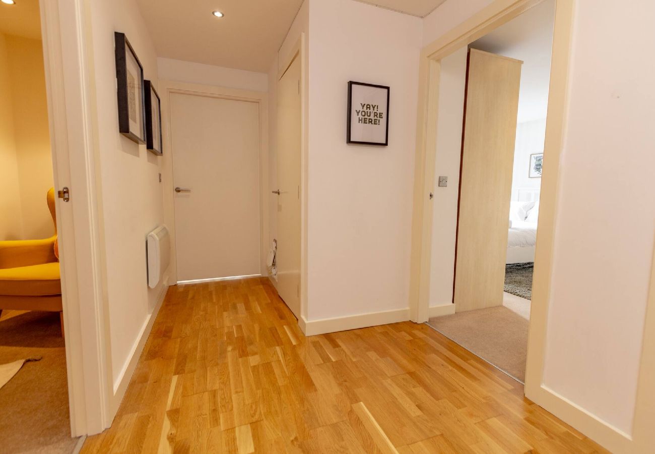 Apartment in Manchester - Central Gem: Cosy 2BR with Private Balcony