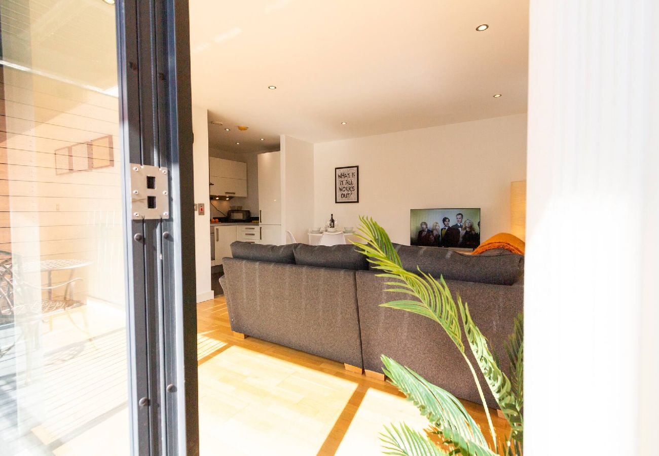 Apartment in Manchester - Central Gem: Cosy 2BR with Private Balcony