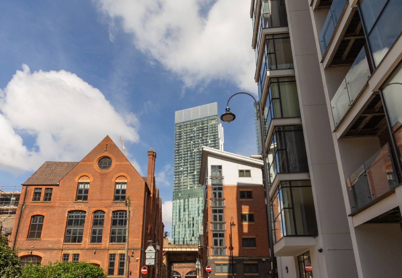 Apartment in Manchester - Central Gem: Cosy 2BR with Private Balcony