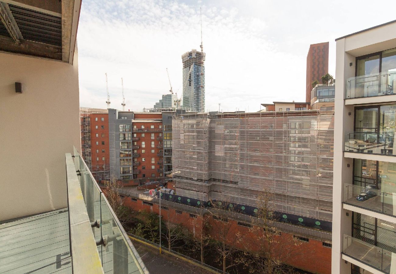 Apartment in Manchester - Central Gem: Cosy 2BR with Private Balcony