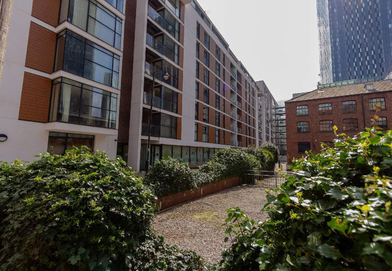 Apartment in Manchester - Central Gem: Cosy 2BR with Private Balcony