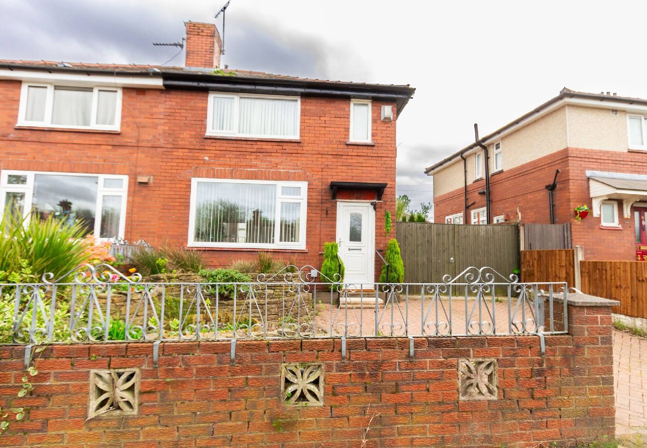 House in Wigan - Stylish Comfort: 2BR Home in the heart of Wigan