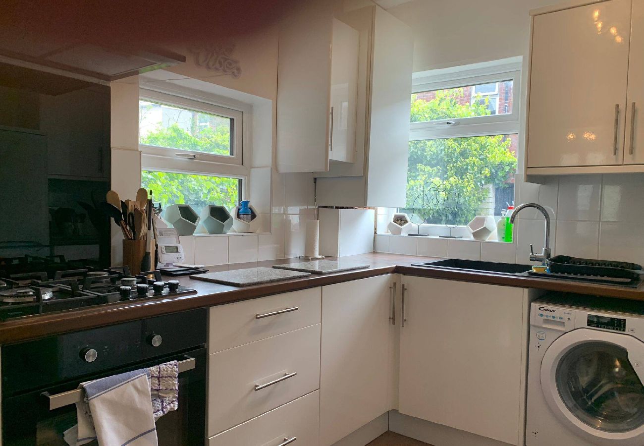 House in Manchester - Beautifully Styled 2BR Home with Garden