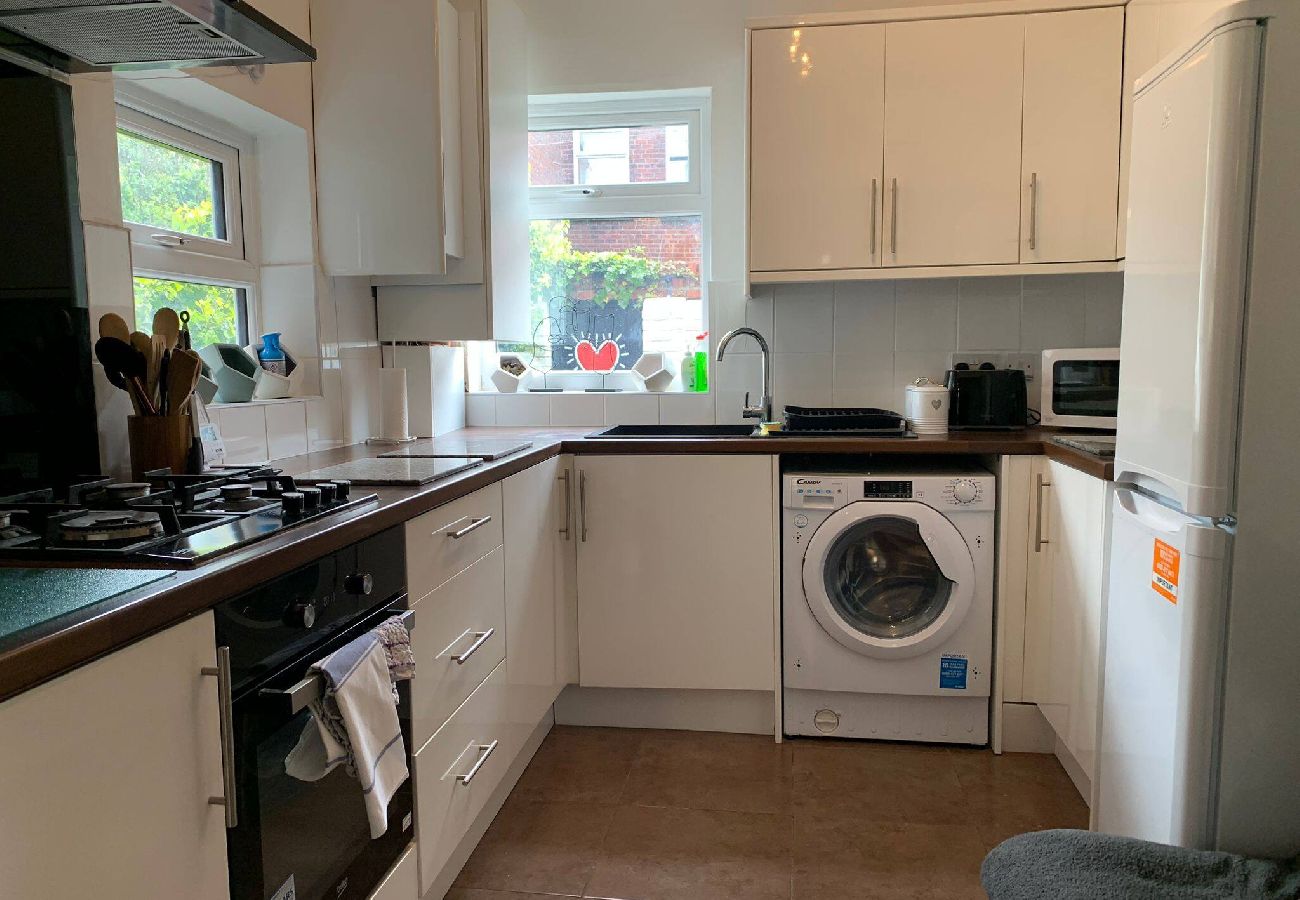 House in Manchester - Beautifully Styled 2BR Home with Garden