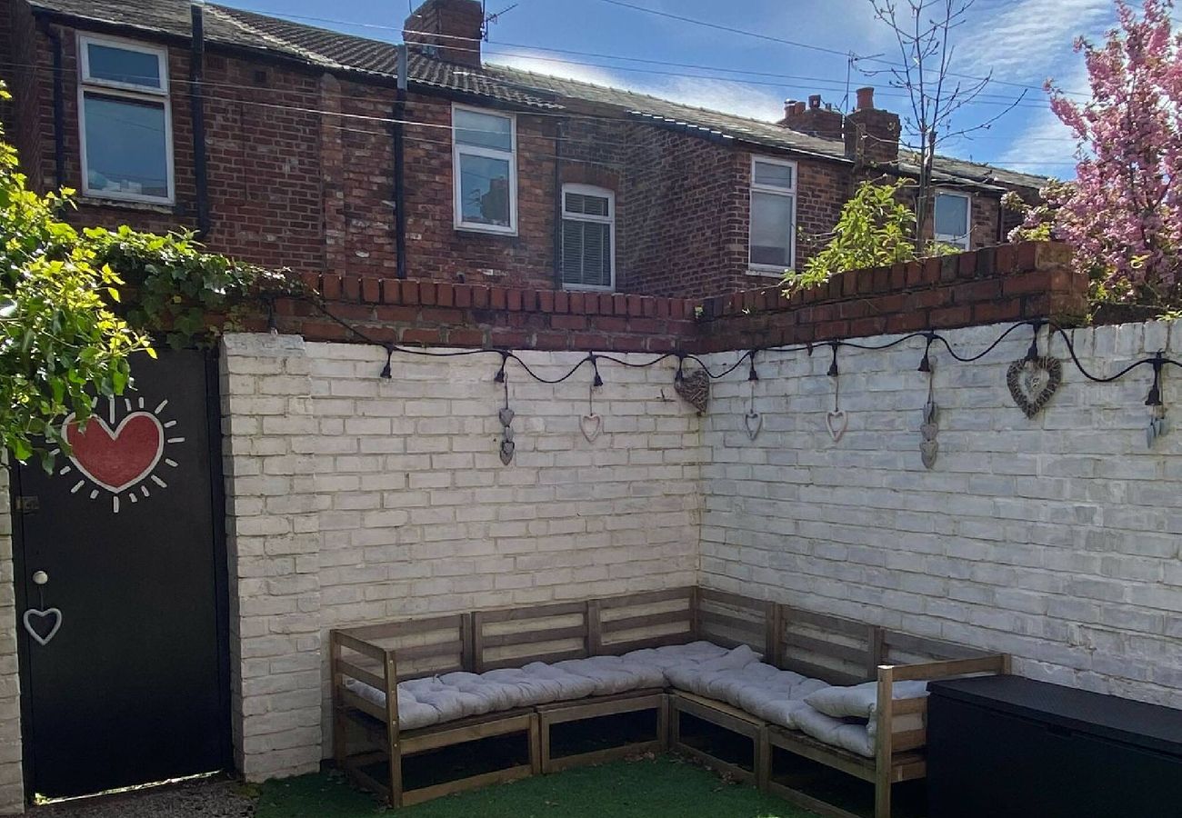 House in Manchester - Beautifully Styled 2BR Home with Garden