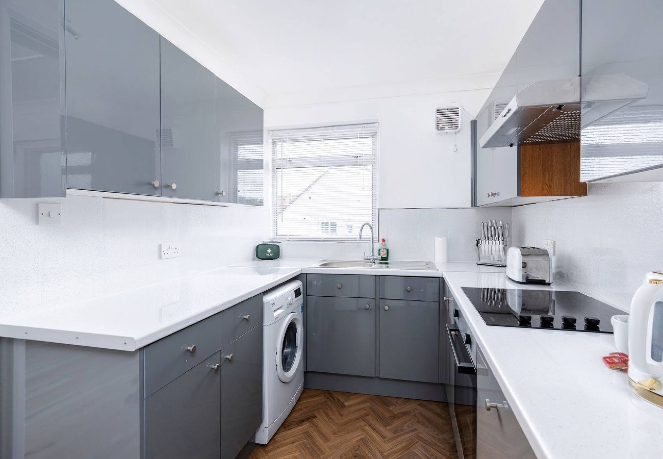 House in Leeds -  Chic 3BR Home with Balcony & Free Parking