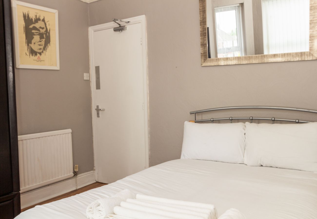 Rent by room in Manchester - Chic Suite 4: Private Top Floor Room